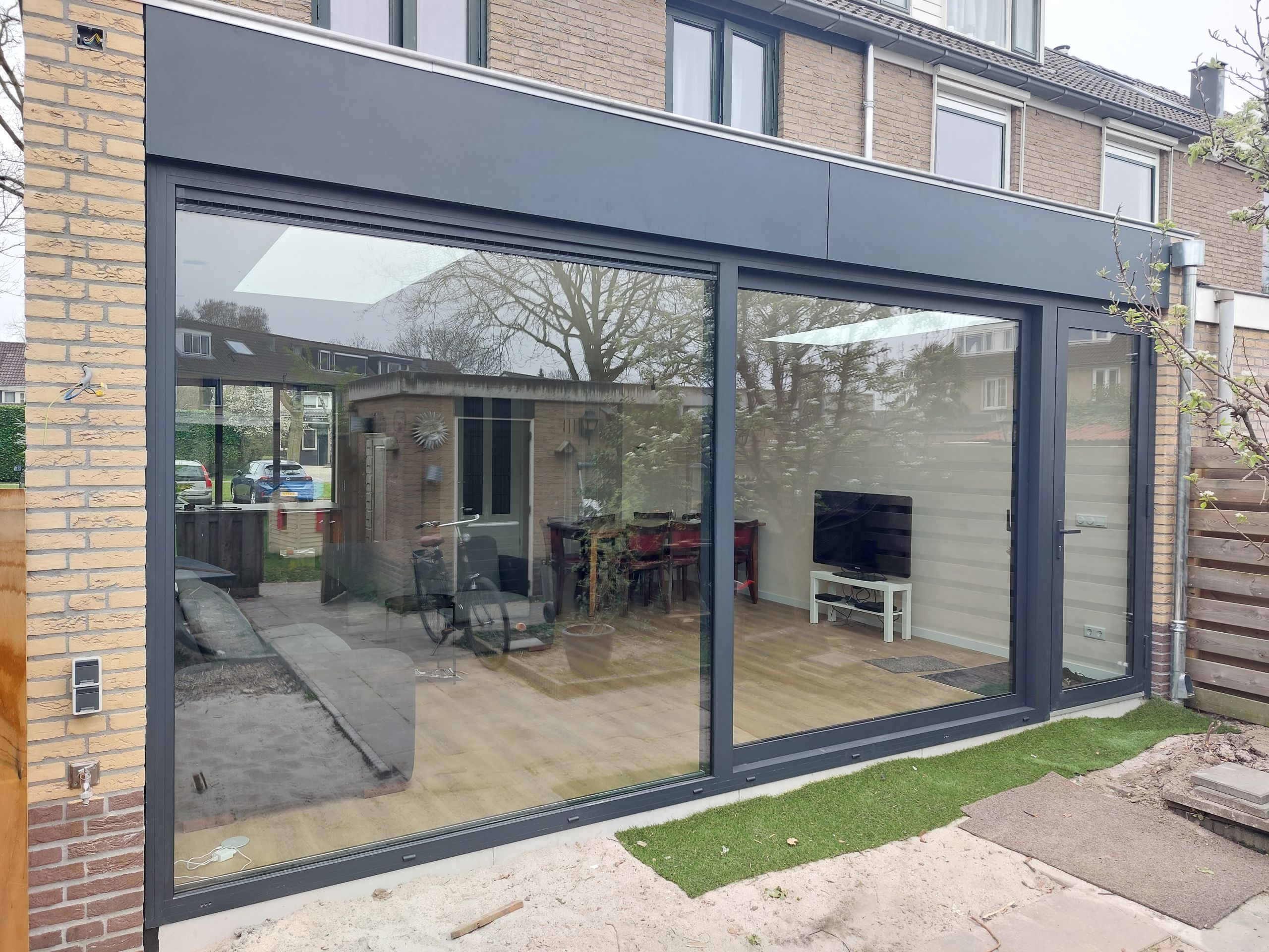 Strakke uitbouw woning Houten